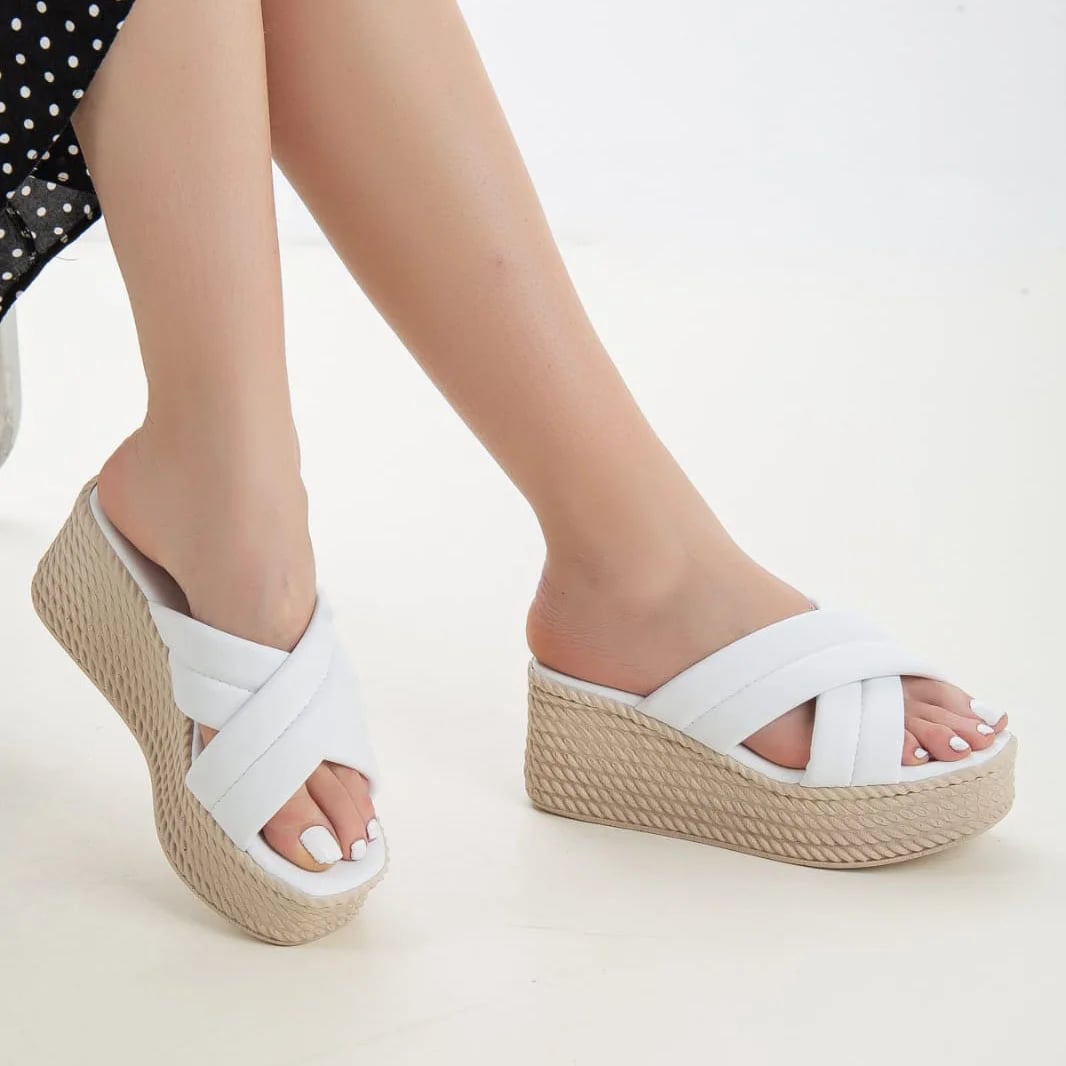 Toptan Beyaz Dolgu Topuk Feta Sandalet Çapraz Biyeli Şık Model - Renk: Beyaz - Fotoğraf 1 / 1